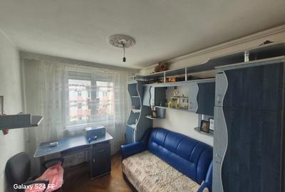Apartament cu 3 camere semidecomandat în Dărmănești