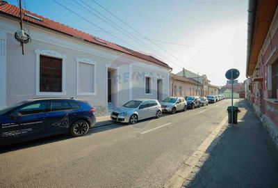 Apartament cu 4 camere de vânzare, ultracentral