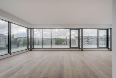 Penthouse cu 4 camere semidecomandat în Timpuri Noi