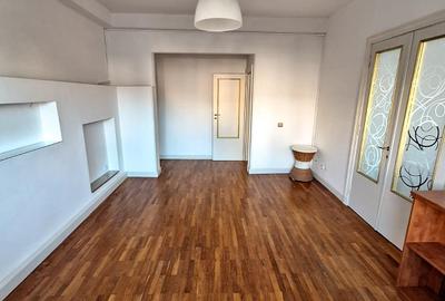Apartament cu 5 camere decomandat, mobilat în P-ța Romană