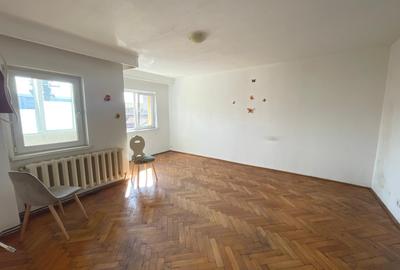 Apartament cu 2 camere decomandat, mobilat în Cetate