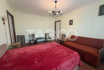 Apartament 2 camere semidecomandat 40 mp utili + balcon 5 mp etaj 2 - 3