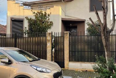 Casă individuală cu 5 camere în Faleza Nord