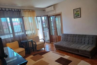 Apartament cu 3 camere semidecomandat, mobilat în Centrul Civic