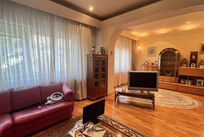 Casă individuală cu 7 camere în Decebal
