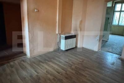 Apartament cu 3 camere semidecomandat în Central