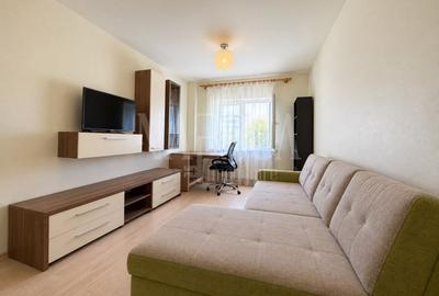 Apartament cu 4 camere semidecomandat în Plopilor