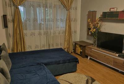 Apartament cu 3 camere decomandat în Metalurgie