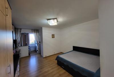 Garsonieră decomandată în Apărătorii Patriei