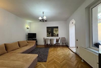 Apartament cu 3 camere semidecomandat, mobilat în Central