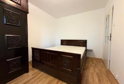 Apartament cu 4 camere decomandat în Podu Roș
