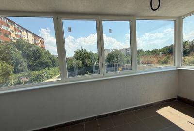 Apartament cu 3 camere semidecomandat în Apărătorii Patriei