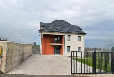Casă individuală cu 4 camere în Dezmir