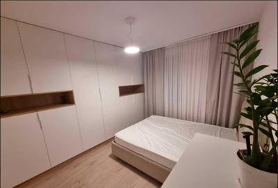 Apartament cu 3 camere semidecomandat, mobilat în Ștefan cel Mare