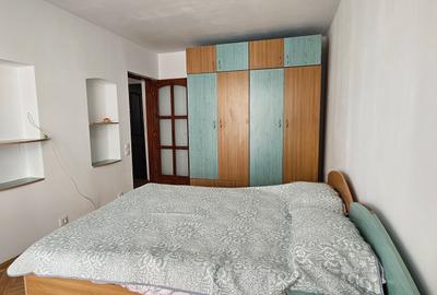 Inchiriez apartament de 3 camere,situat in Cartierul Vasile Aaron,mobilat,et.1 - 8