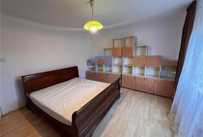 Apartament cu 4 camere decomandat în Plopilor