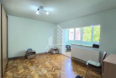 Apartament de vanzare, 3 camere, 2 bai, centrala proprie, Aradului - 1