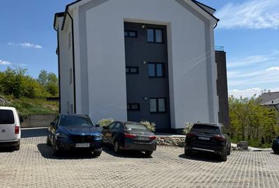 Apartament cu 3 camere decomandat în Cristian