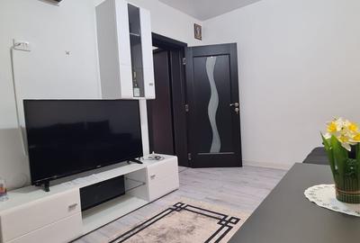 Apartament cu 3 camere decomandat, mobilat în Piața Centrală
