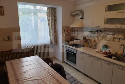 Apartament cu 4 camere semidecomandat, mobilat în Central