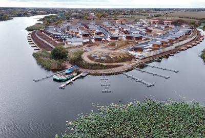 CASA PE MALUL LAUCLUI SNAGOV CU PONTON PRIVAT - 1