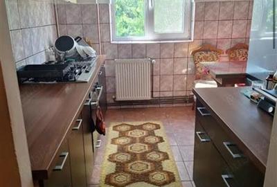 Apartament cu 3 camere semidecomandat în Circumvalațiunii