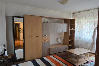 Apartament cu 3 camere decomandat în Casa de Cultură