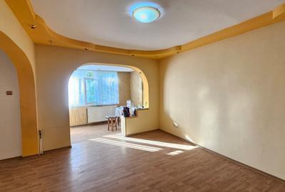 Apartament cu 3 camere decomandat în Micro 13