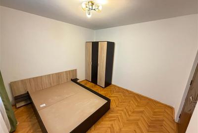 Apartament cu 3 camere semidecomandat în Podu Roș