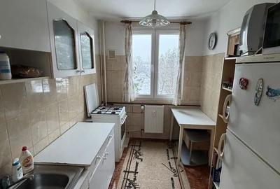 Apartament cu 3 camere semidecomandat în Ozana