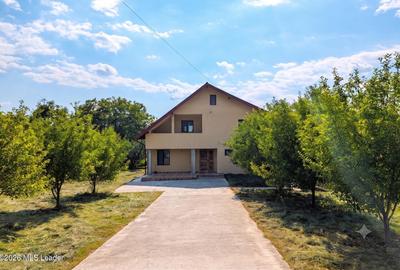 Casă individuală cu 8 camere în Bălilești