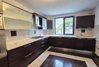 Casă cu 6 camere în Pipera