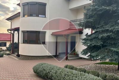 Casă / Vilă cu 8 camere de vânzare în Suceava - 1
