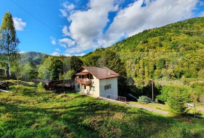 Casă individuală cu 6 camere în Valea Ierii