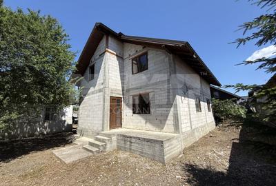 Casă individuală cu 4 camere în Ițcani