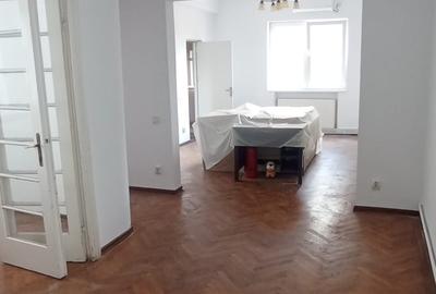 Apartament cu 3 camere semidecomandat în Tineretului