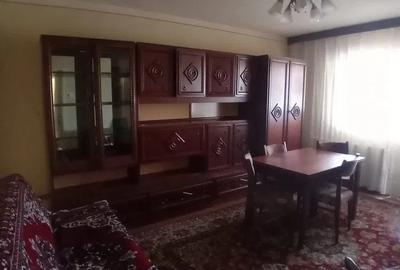 Apartament cu 3 camere decomandat în Tractorul