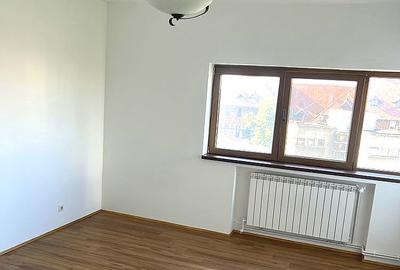 Apartament cu 6 camere decomandat în Dacia