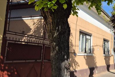 De inchiriat casa singur in curte , zona Centrala - 1