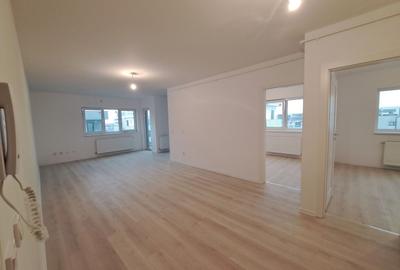 Apartament cu 3 camere decomandat în Sud