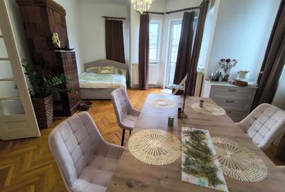 Apartament cu 3 camere semidecomandat, mobilat în Peninsula