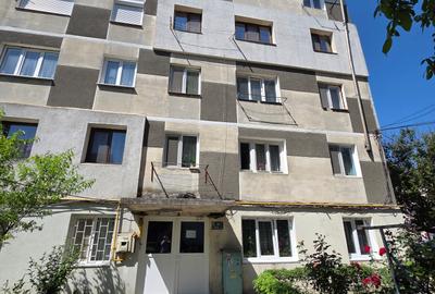 Apartament 3 camere etaj 4 zona liceu Emil Botta Adjud - 12