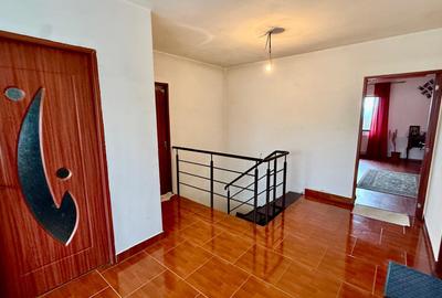 Casă cu 6 camere decomandat în Cug