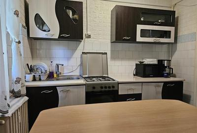 Apartament cu 3 camere semidecomandat în Podu Roș