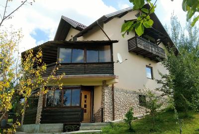 Casă individuală cu 5 camere în Ghioșești