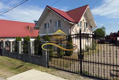 Casa de vanzare in Bacau Saucesti spatioasă cu etaj separat - 1