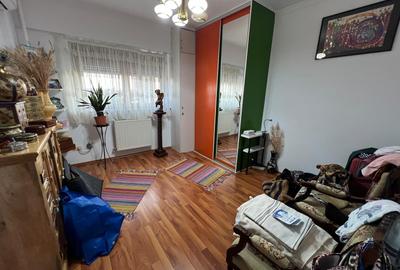 Apartament cu 4 camere decomandat în Iancului