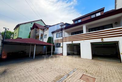 Casă individuală cu 8 camere în Central