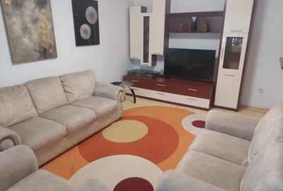 Apartament cu 3 camere decomandat, mobilat în Casa de Cultură