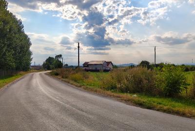 Teren ingradit langa casa locuita la intrare in Teliu - 2